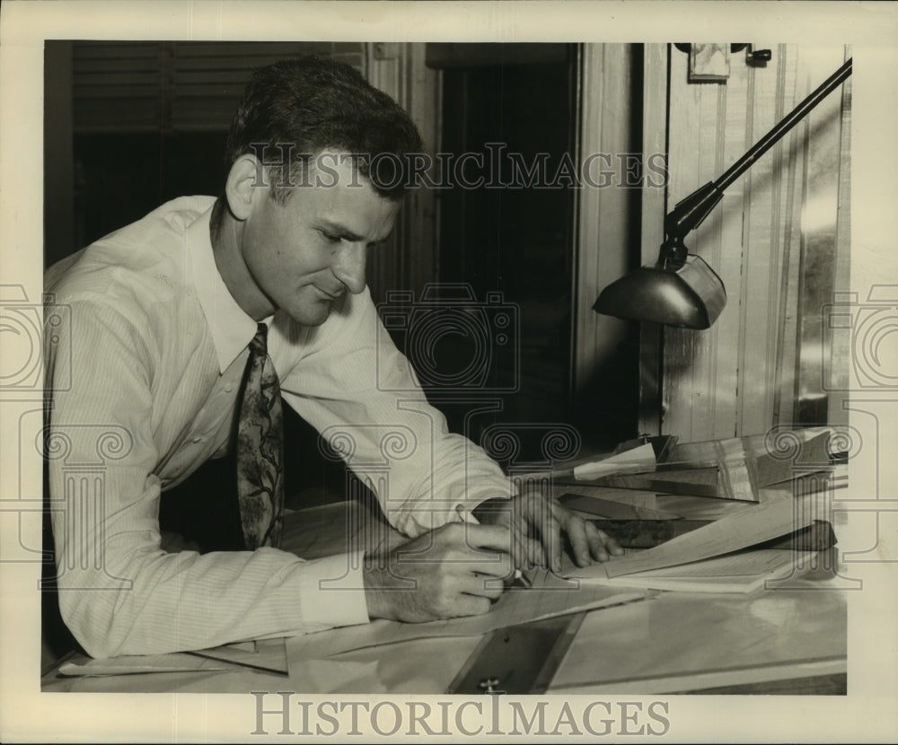 1949 Press Photo Assistant Traffic Engineer David Dabney - noa82177-Historic Images