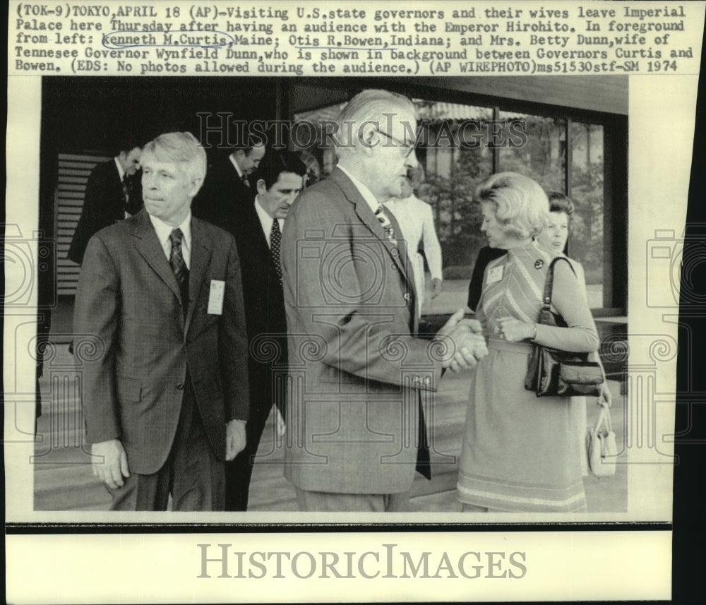 1974 Press Photo Visiting U.S. state governors &amp; wives leave Imperial Palace - Historic Images