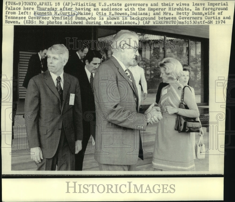 1974 Press Photo Visiting U.S. state governors & wives leave Imperial Palace - Historic Images