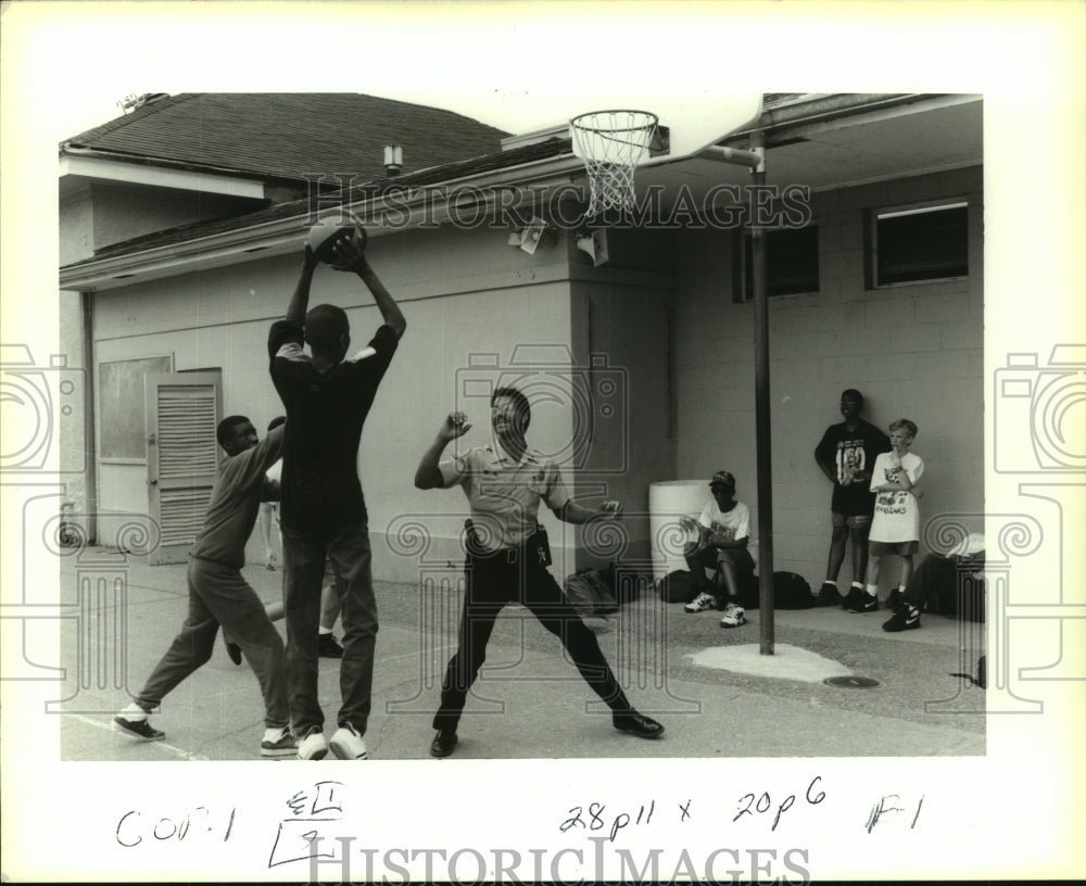 1995 Press Photo DARE Policeman Brian Gabriel plays ball with Lusher students - Historic Images