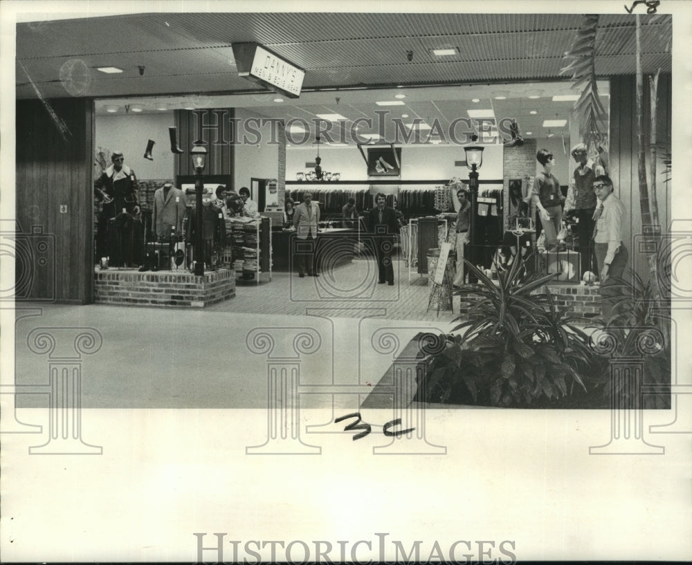 1971 Press Photo The New Danny&#39;s clothing store at the Lakeside Shopping Center - Historic Images