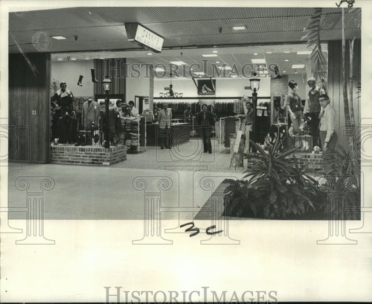 1971 Press Photo The New Danny's clothing store at the Lakeside Shopping Center - Historic Images