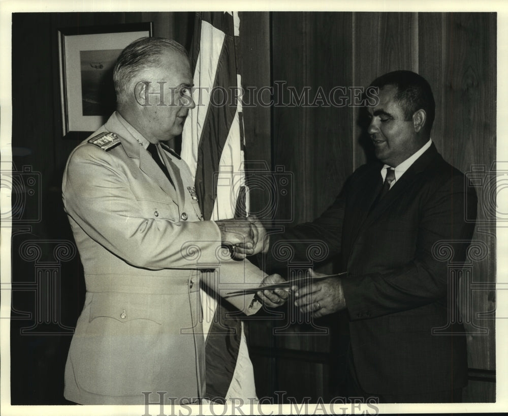 1968 Press Photo Benton Danos accepts letter of appreciation from Ross Bullard - Historic Images