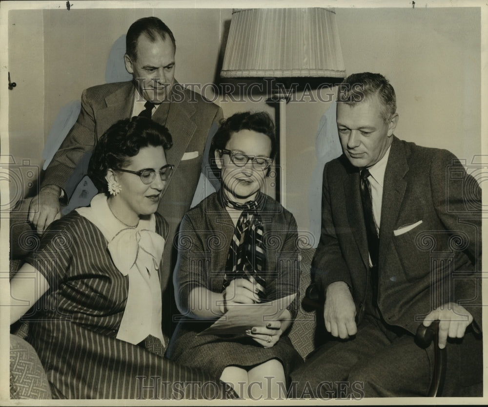 1957 Press Photo Mrs Richard Daniel &amp; members of Big Ten Alumni Group make plans - Historic Images