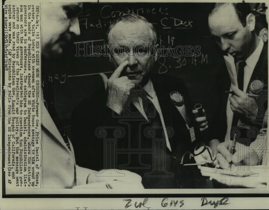1967 Press Photo Former Gov. Price Daniel of Texas talking to newsmen - Historic Images