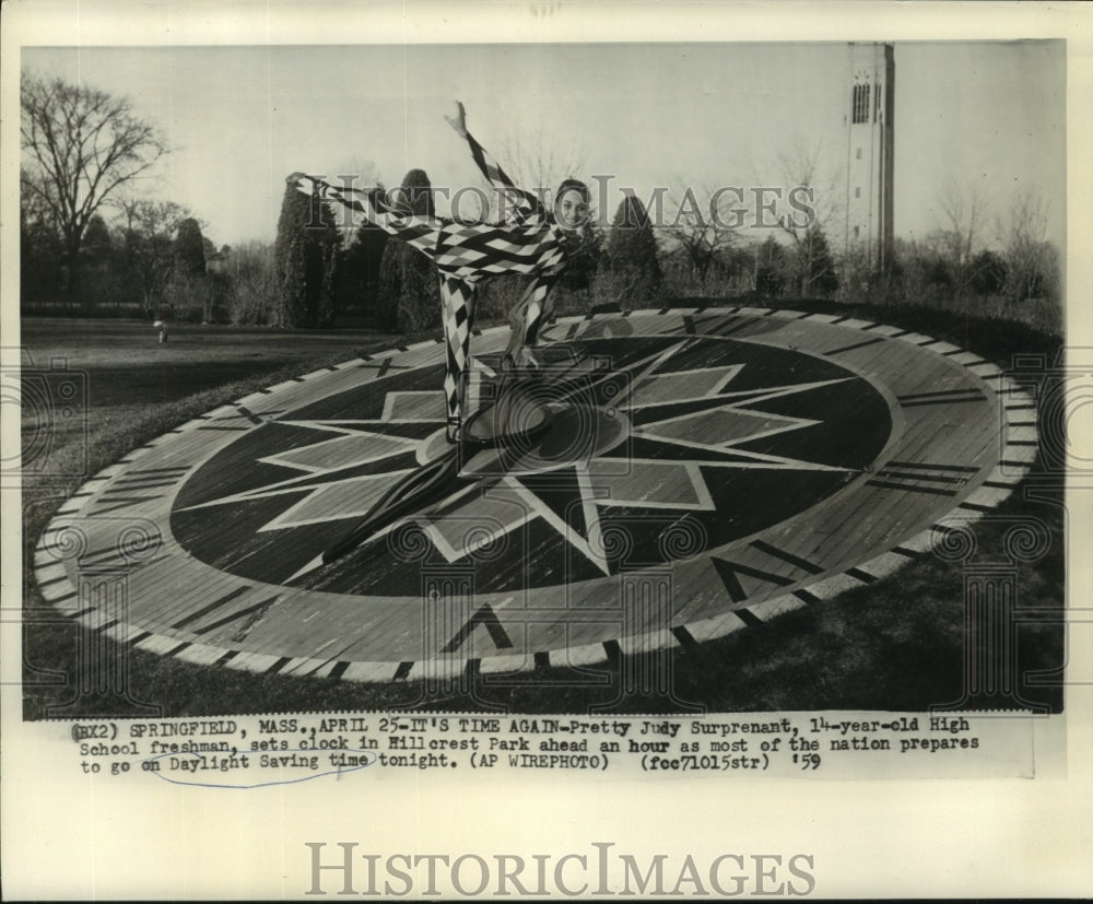 1959 Press Photo Judy Surprenant sets the clock for DST at Hillcrest Park - Historic Images