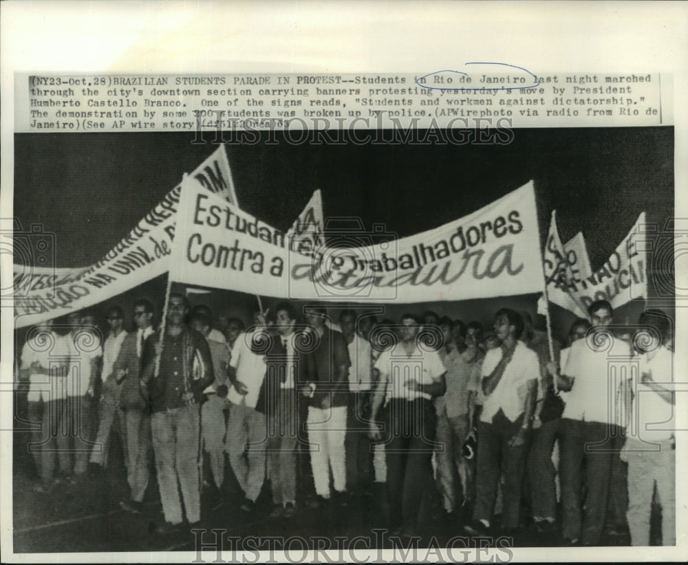 1963 Press Photo Students in Rio de Janeiro in protest of President Branco - Historic Images