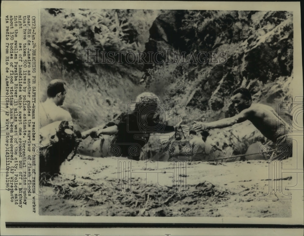 1967 Press Photo Rescue workers help victims of the Rio de Janeiro flooding - Historic Images