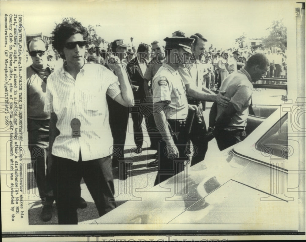 1969 Press Photo Demonstrators arrested after disturbing PGA golf tournament.-Historic Images