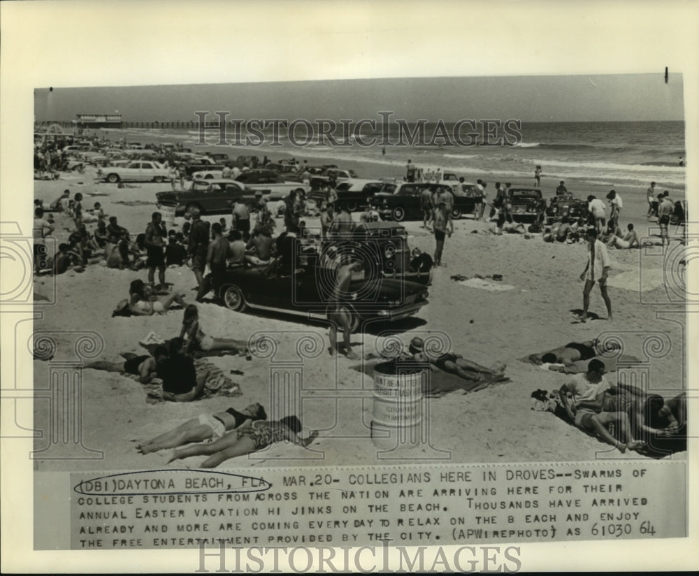 1964 Swarms of college students vacation at Daytona Beach. - Historic Images