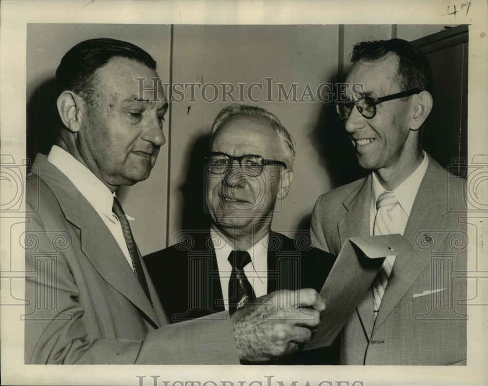 1954 Press Photo Albert M. Dalton, new Health Club Director with YMCA Officials - Historic Images