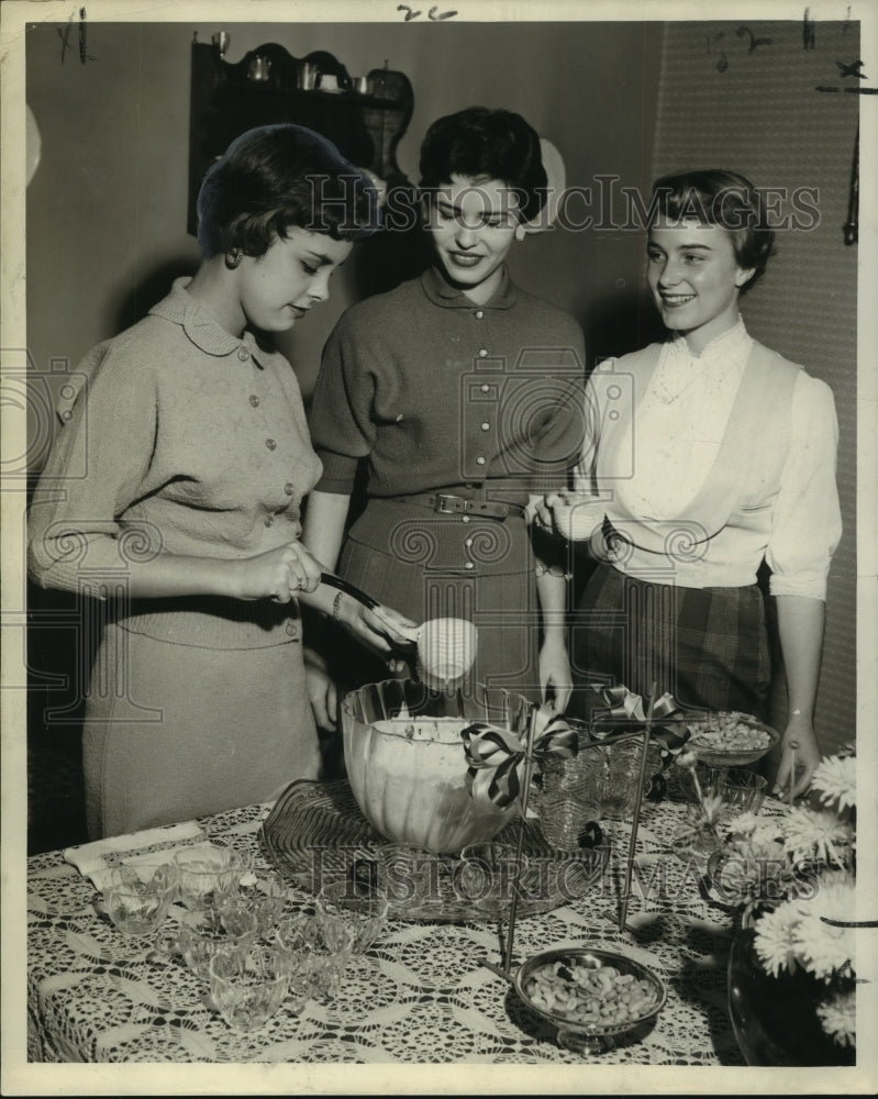 1959 Press Photo Mollie Couvillon, Judith Sumon and Linda Choten at Event - Historic Images