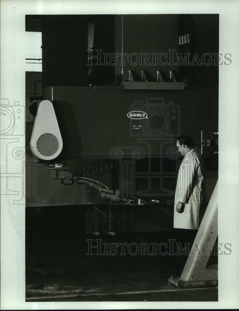 1986 Press Photo A Danly Machine Corporation automatic press line machine - Historic Images