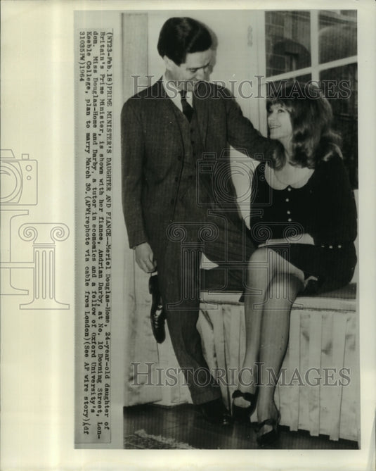 1964 Press Photo Mariel Douglas-Home & fiance Andrian Darby at 10 Downing Street - Historic Images