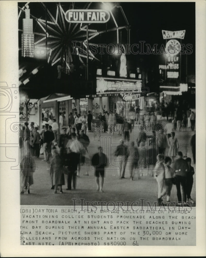 1964 Press Photo College students promenade along beachfront in Daytona Beach - Historic Images