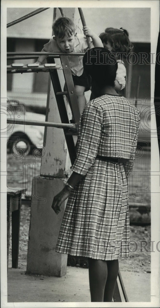 1968 Press Photo Martha Wilson supervising Charles Varnado &amp; Elizabeth Martino - Historic Images