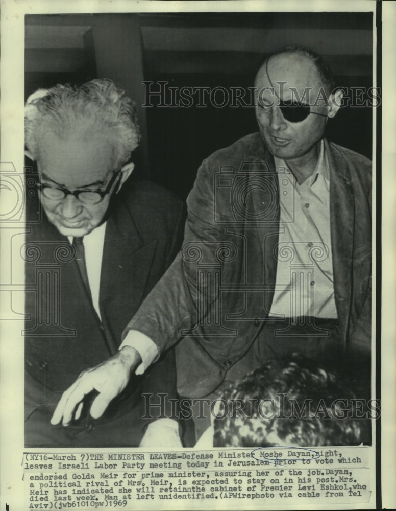 1969 Press Photo Moshe Dayan leaves Israeli Labor Party meeting in Jerusalem.-Historic Images