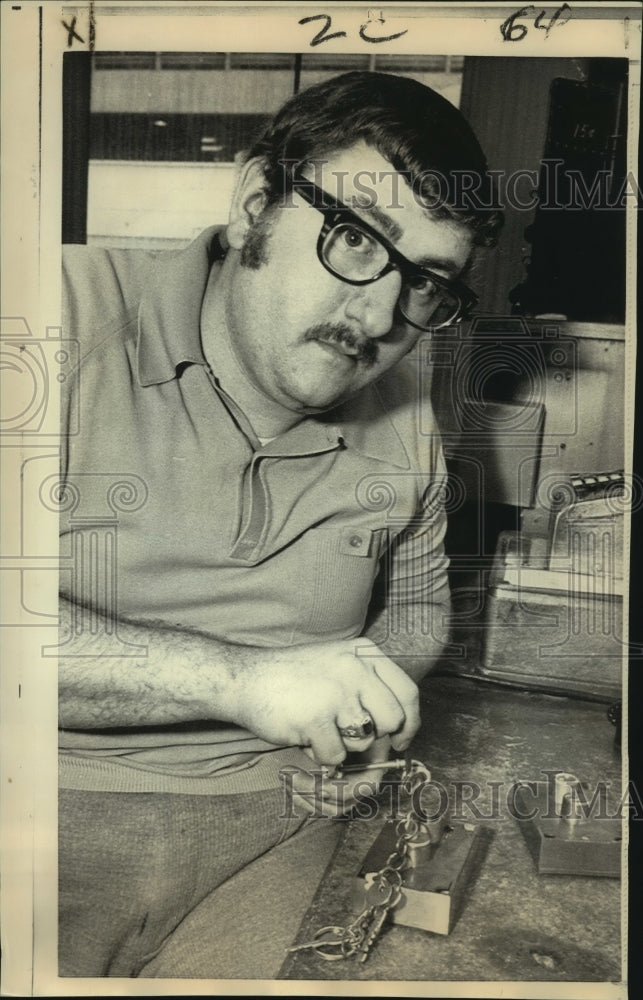 1972 Press Photo Fred Cutler, locksmith, drills a safety deposit box lock-Historic Images