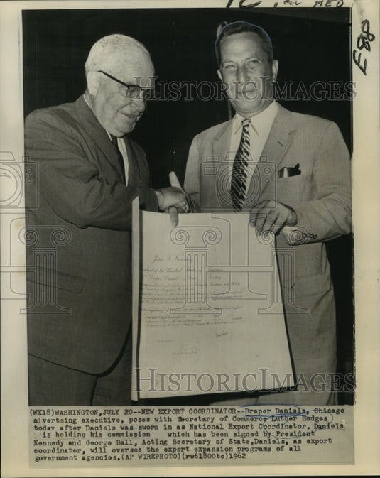 1962 Press Photo Commerce Secretary Luther Hodges poses with Draper Daniels - Historic Images