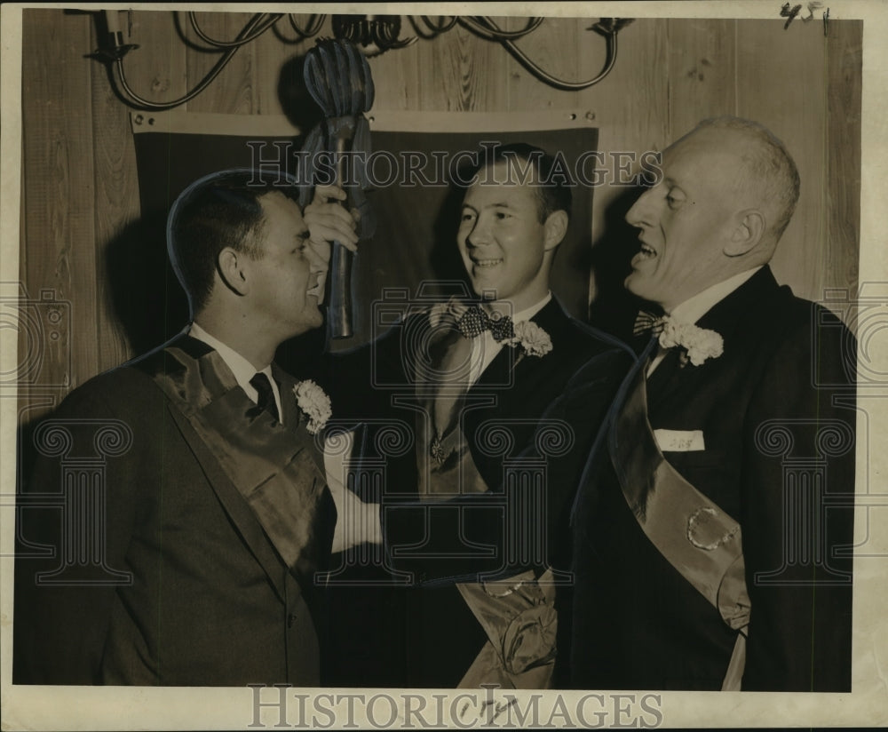 1962 Press Photo Robert B. Deano and others admire Shillelagh at Celic Club - Historic Images