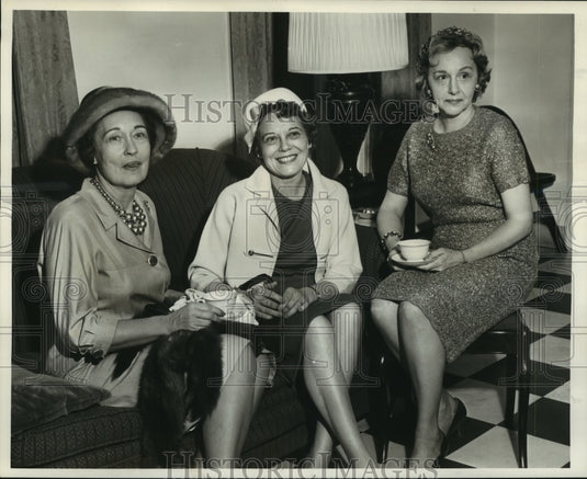1962 Press Photo Mrs. Wayne Dean & other members of Lake Vista Women's Club - Historic Images