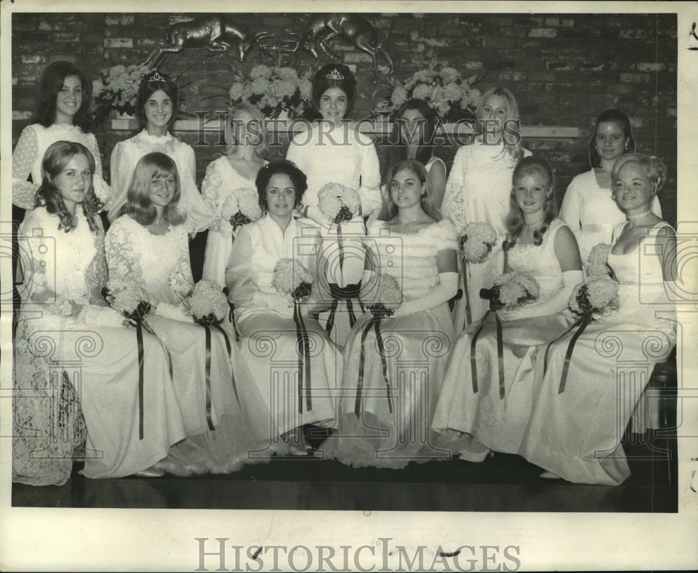 1970 Presentation of debutantes for the season - Historic Images