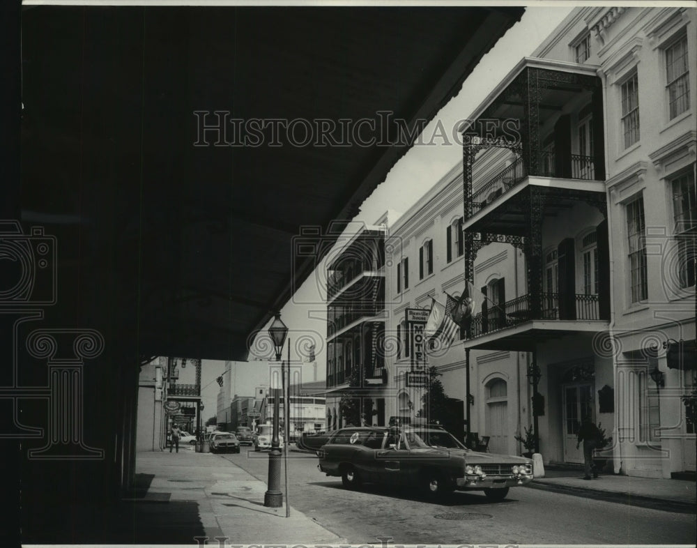 1972 Press Photo Car stopped in middle of Decatur Street - Historic Images