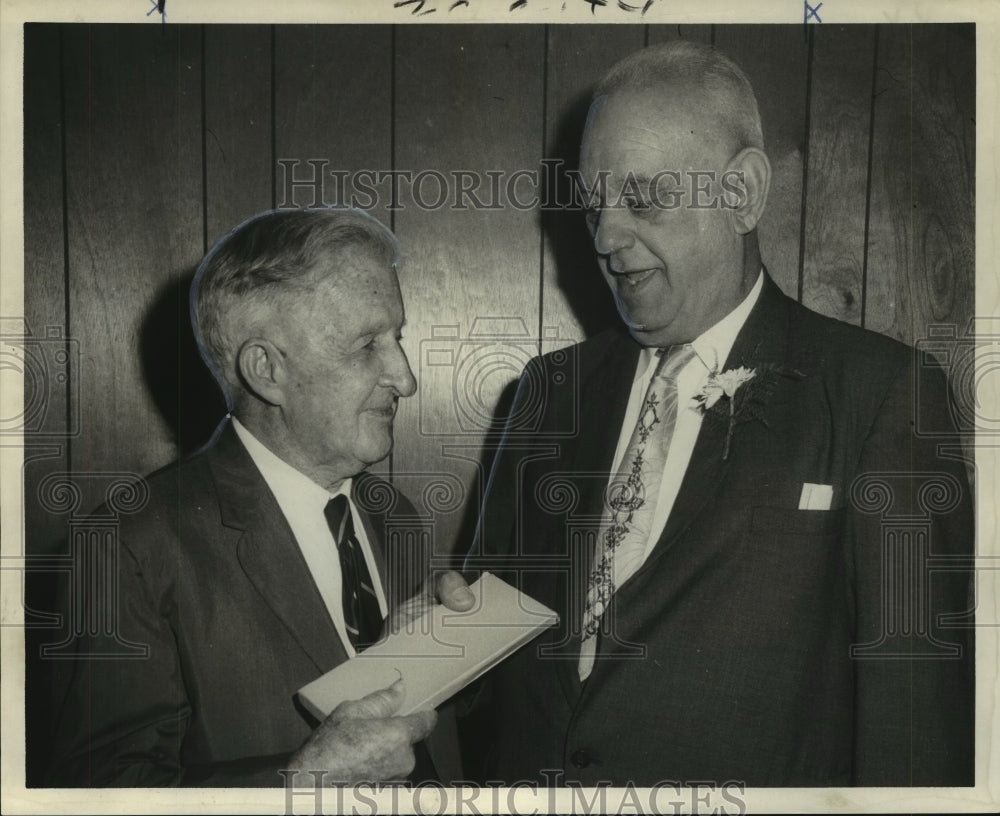 1969 Press Photo Julius H. Moyer honors William E. de Brueys at Awards Ceremony - Historic Images