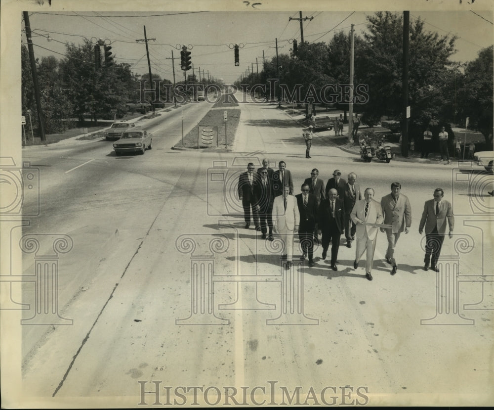 1969 Press Photo Officials walk along newly paved section of David Drive - Historic Images