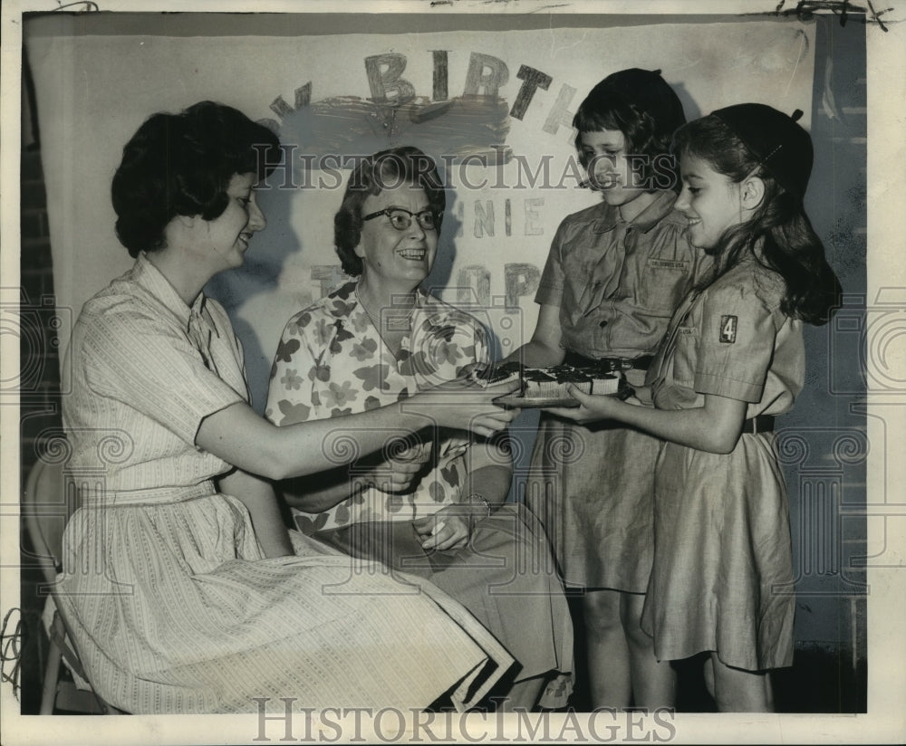 1963 Press Photo Brownie Scouts give cakes, Saint Mark&#39;s Community Center Staff-Historic Images