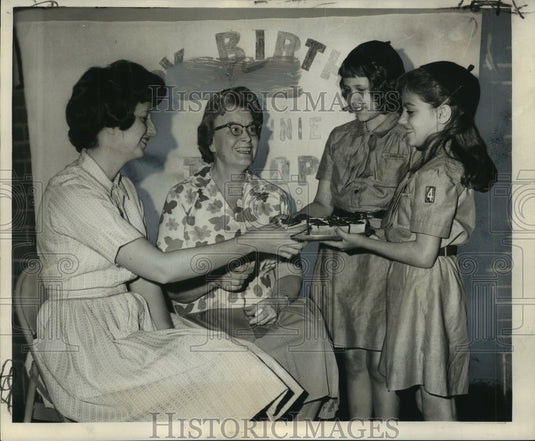 1963 Press Photo Brownie Scouts give cakes, Saint Mark's Community Center Staff-Historic Images