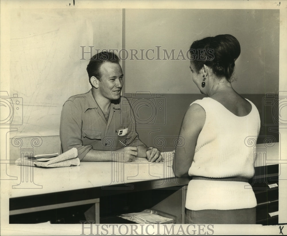 1965 Press Photo Clarence Darlington registers at Orleans Parish Voter Office - Historic Images