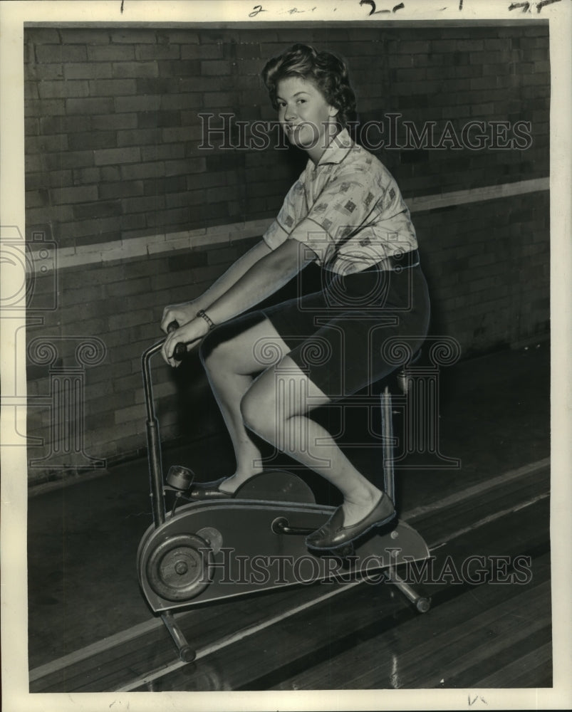 1962 Press Photo Ann Davis demonstrates exercising device 'slimnastics' class - Historic Images