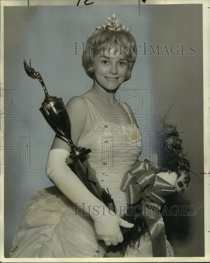 1964 Press Photo Pamela Dear, Saint Bernard Parish Tomato Queen with Trophy - Historic Images