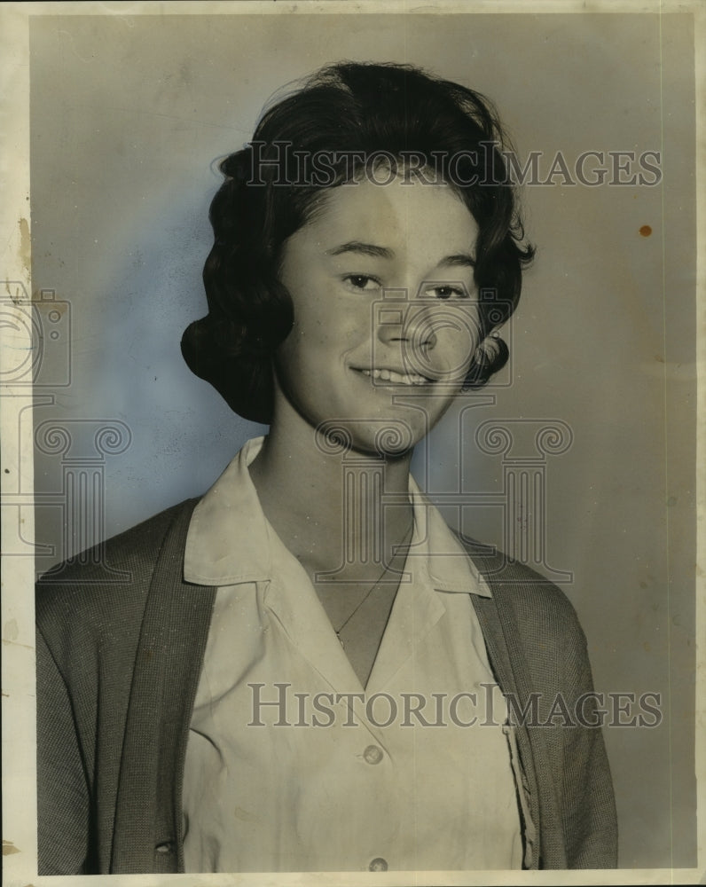 1964 Press Photo Helen Davis, student council president at Mount Carmel - Historic Images