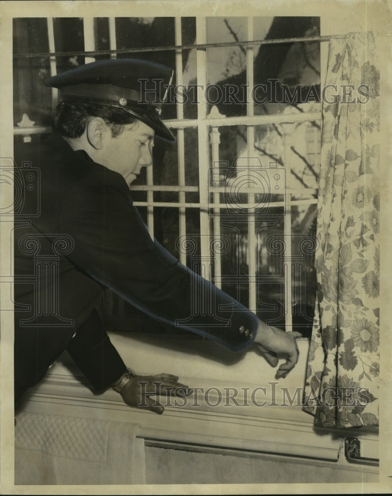 1966 Press Photo Ptn. Henry Davies searches for bullet at Roman Nursing Home-Historic Images