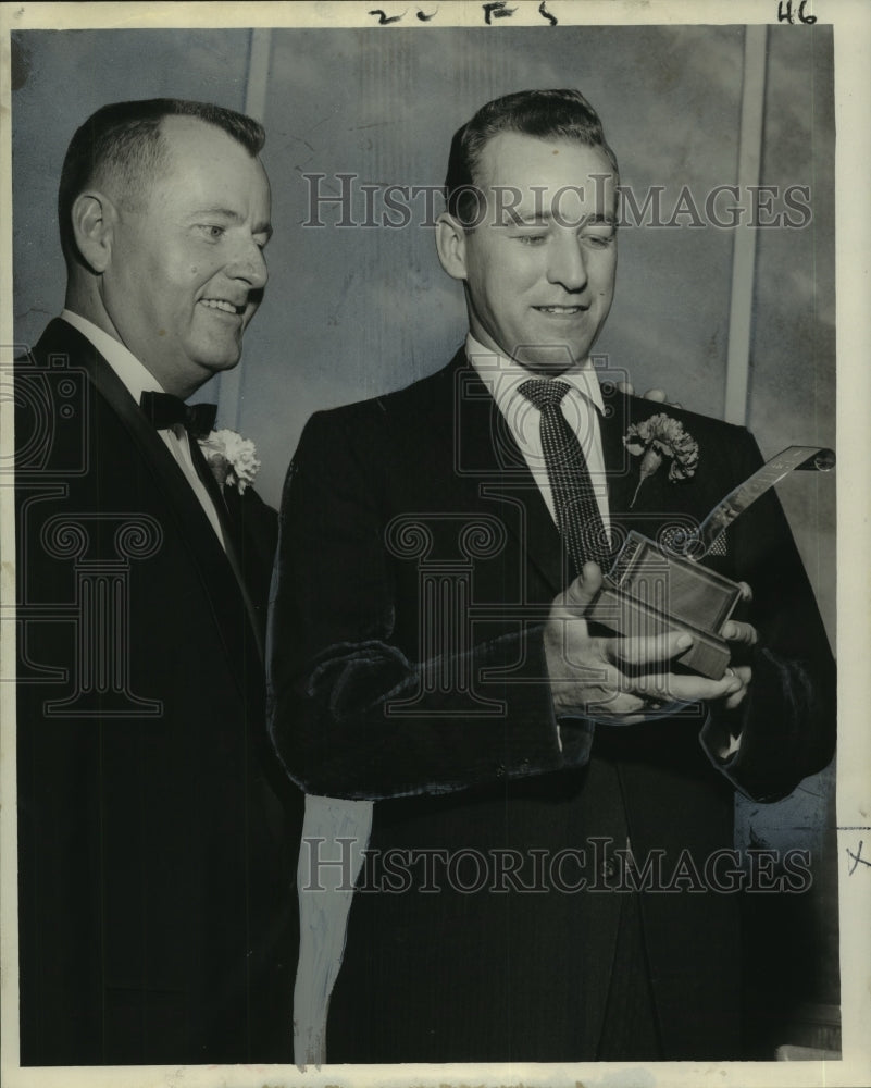 1960 Press Photo Jack T. Davis with J. Sheldon Ryan, Traffic Club President - Historic Images