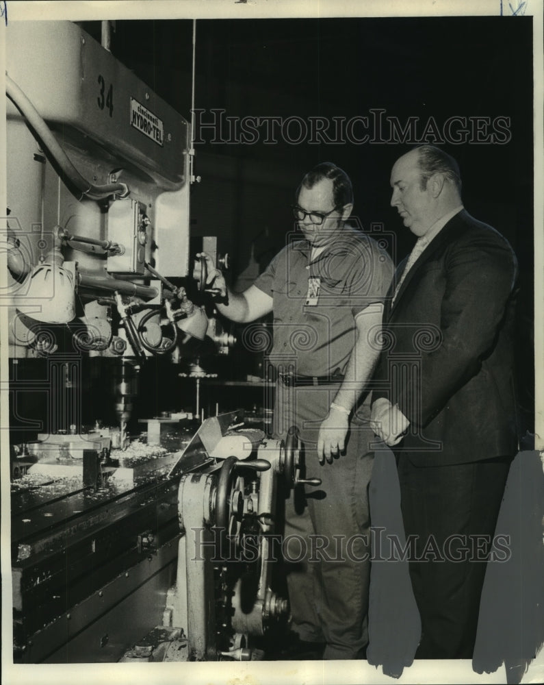 1972 Press Photo Executive Earl Dean of The Boeing Company with Vernon Hidalgo - Historic Images