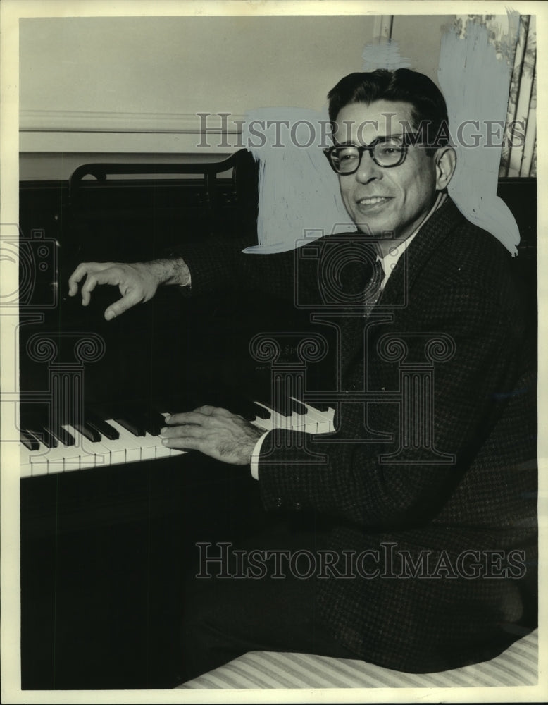 1964 Press Photo Dr. Egylio de Casto y Silva, a noted Brazilian concert pianist-Historic Images