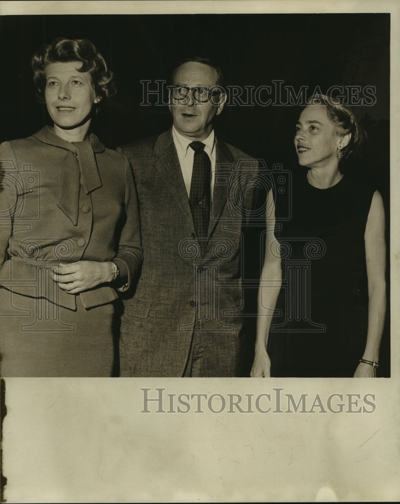 1960 Press Photo Betty de Bruyn, Mr. and Mrs. Byron Gordon - noa84403-Historic Images