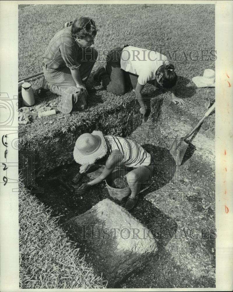 1978 Press Photo Dr. Dave Davis at the St. Charles Parish dig site - noa84435 - Historic Images