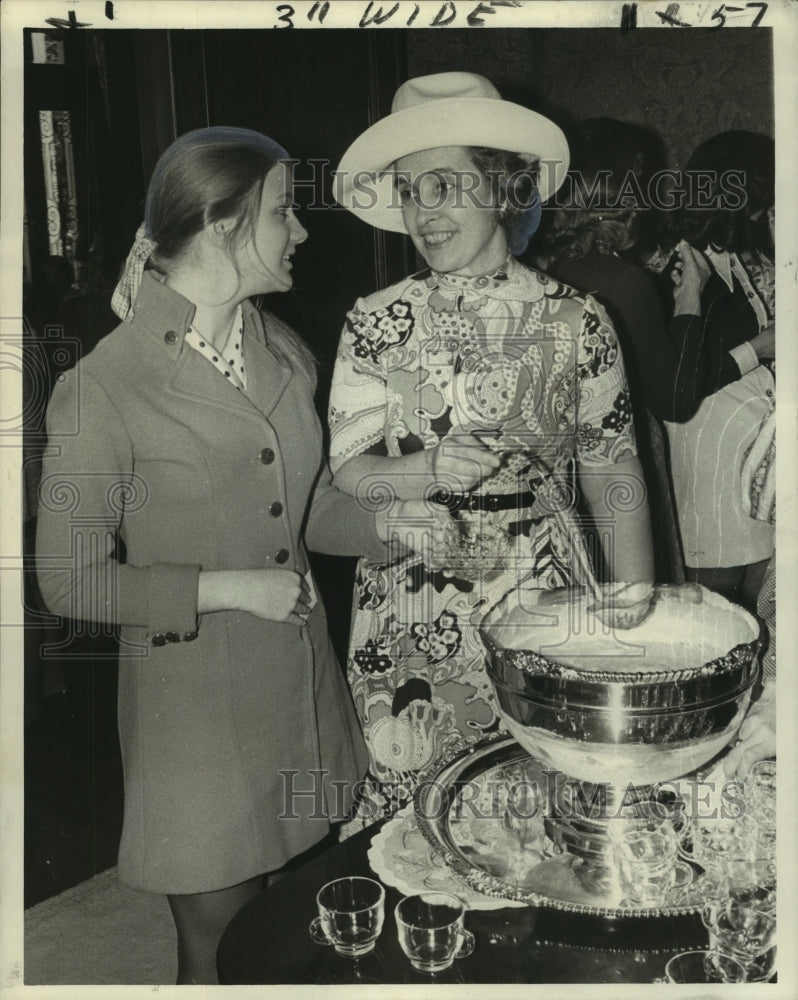 1972 Press Photo Priscilla Davidson, and Mrs. James F. Davidson at Event - Historic Images