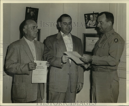 1957 Press Photo Henry C. Dauenhauer, Federal Civil Service Employee at Awards - Historic Images