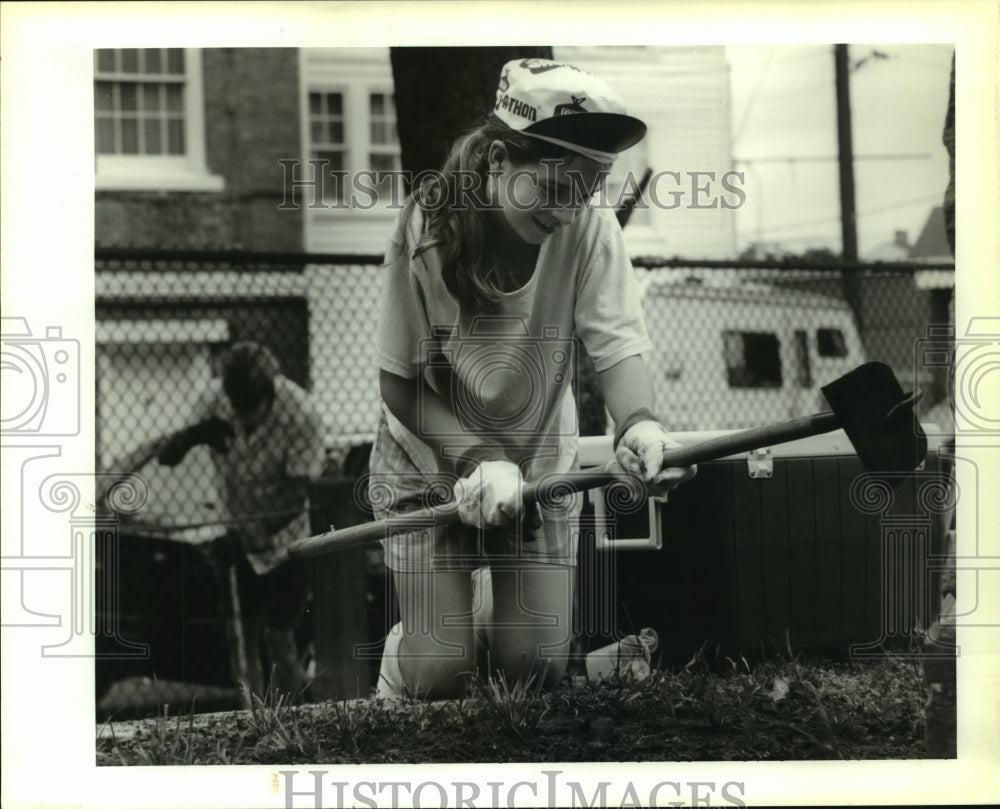 1995 Press Photo Lauren McMillan of Algiers Point Digs Up Weeds at Delcazel Park - Historic Images