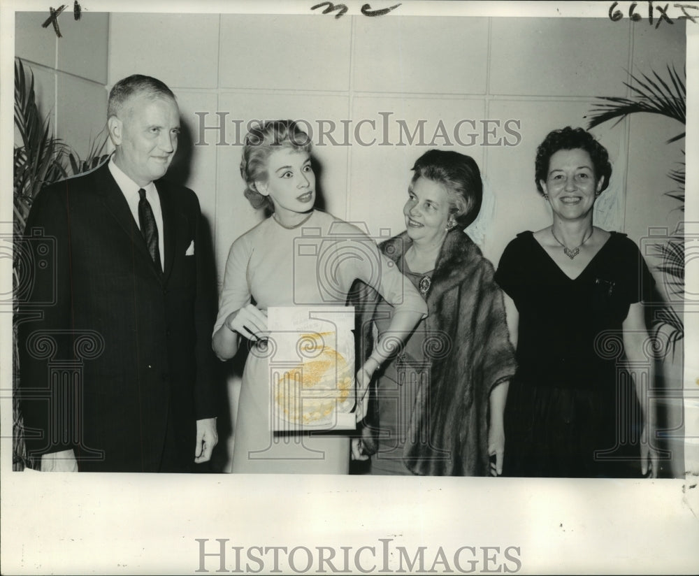 1963 Press Photo Model Gail Del Corral advocates for the Mother&#39;s March - Historic Images