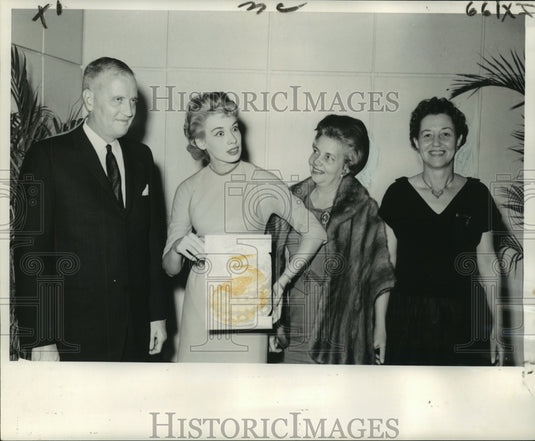 1963 Press Photo Model Gail Del Corral advocates for the Mother's March - Historic Images
