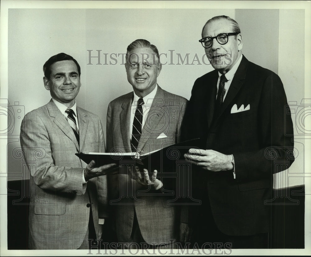 1969 Press Photo New York Life Insurance Company executives meet in New York - Historic Images
