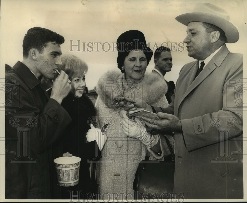 1964 Press Photo Brent &amp; Mrs. Delcambre with Mayor &amp; Mrs. Euda Delcambre - Historic Images