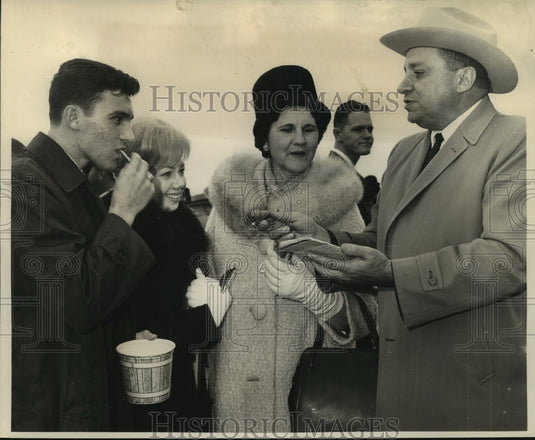 1964 Press Photo Brent & Mrs. Delcambre with Mayor & Mrs. Euda Delcambre - Historic Images