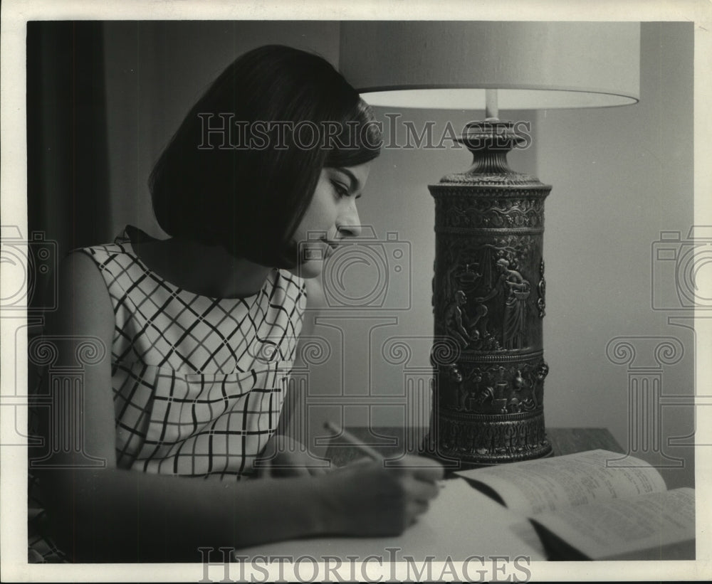 1967 Miss Louisiana Genevieve Del Gallo studies between contest prep - Historic Images